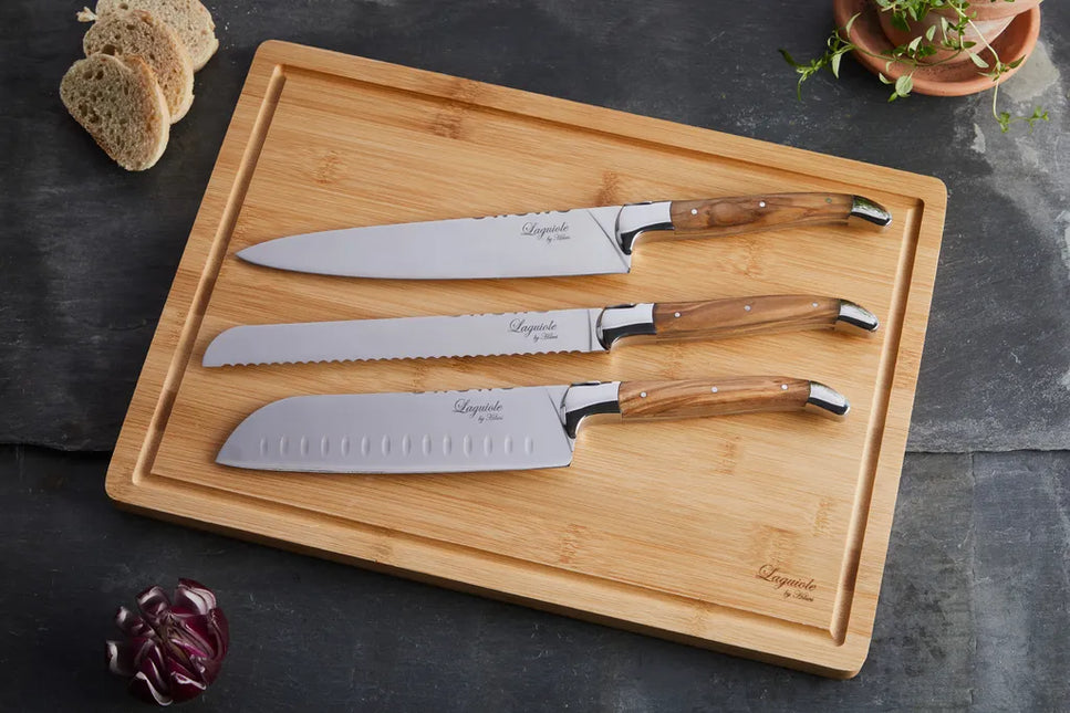 Laguiole By Hâws kockknivset med 3 knivar i olivträ och skärbräda i bambu